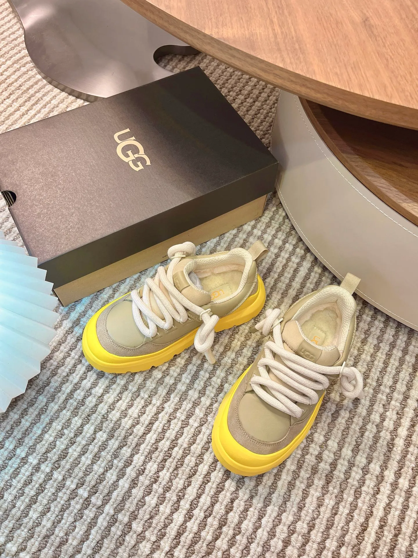 [UGG] P: 600💰 Couple shoes Size: Women's size 35-40 / Men's size 40-44 ugg top quality G131 What you see is what you get UGG new autumn and winter couple series cotton shoes snow boots cotton shoes fur shoes As a leading brand, this new pair also continues its consistent concept of comfort. It is light and comfortable on the feet, as if stepping on clouds. Moreover, its sole is made of EVA material, which is non-slip and wear-resistant. It is stable whether walking or running. You no longer have to worry about tired feet from walking! In addition to comfort, the design of this new pair is also super fashionable! The simple lines and smooth tailoring can be matched with both casual wear and formal occasions. Moreover, the plush decoration on the upper is the finishing touch, making the whole pair look more cute and playful. It is definitely a must-have item for trendy women! Upper: nubuck leather lining: wool